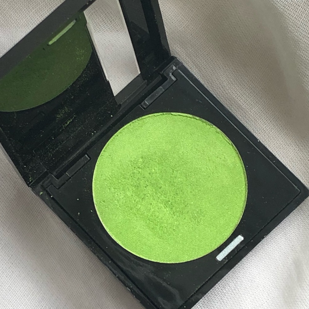 Make Up For Ever Eyeshadow in Bright Green